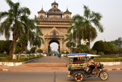 patuxay in vientiane